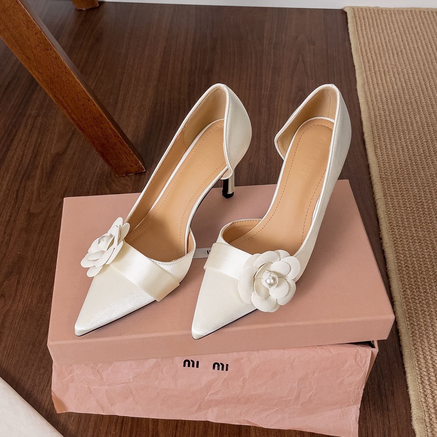 Women Formal Wear On Sale - Sepatu Stiletto Satin Berujung Lancip Wanita